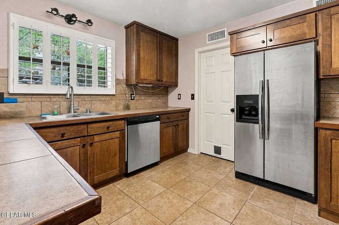 Photo of 860 HEMPSTEAD Drive