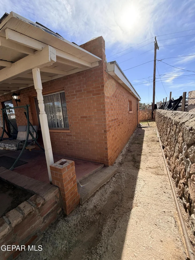 Photo of 6422 GEIGER Avenue