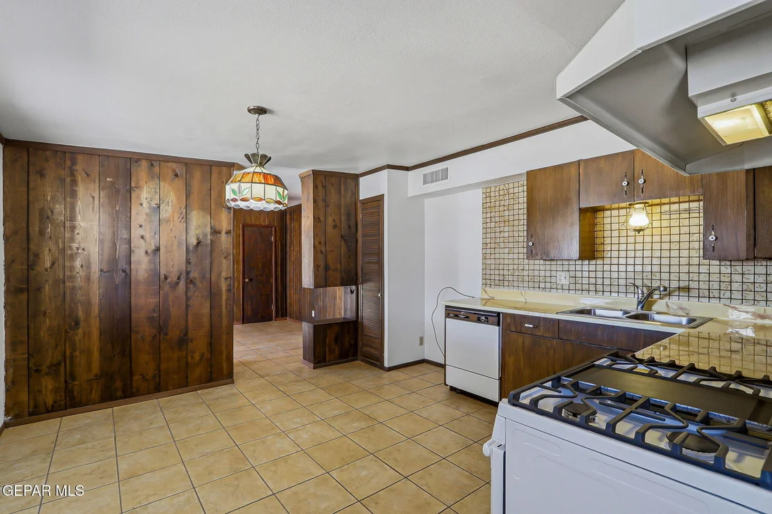 Photo of 10161 BERMUDA Avenue
