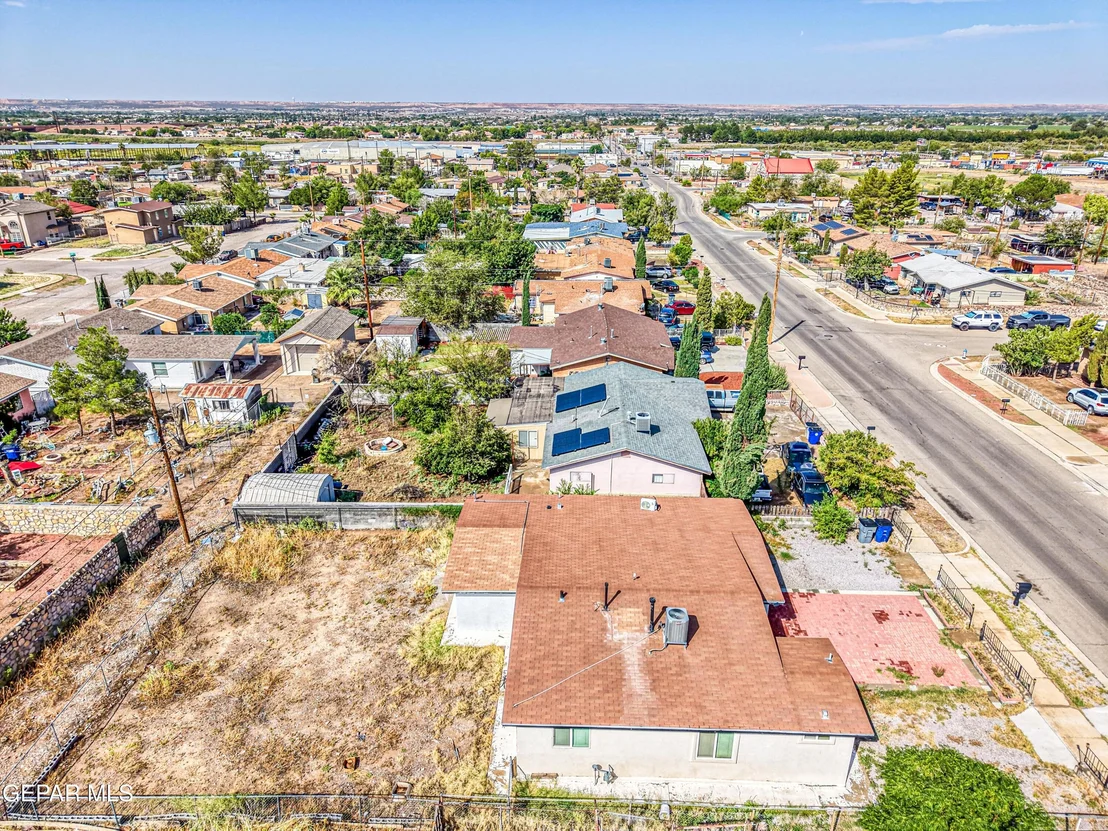 Photo of 232 E BORDERLAND Road