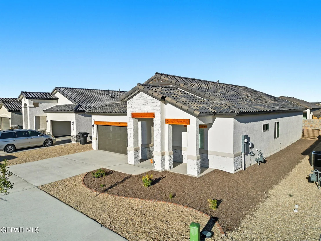 Photo of 925 Nayland Place
