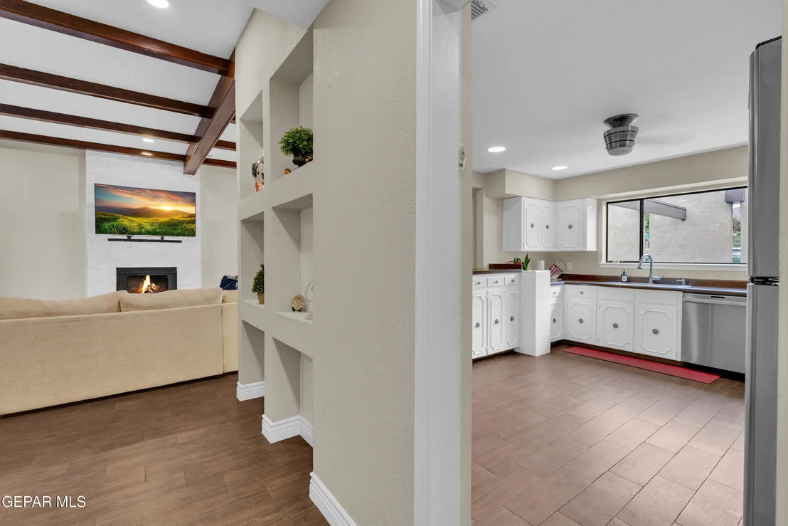 Photo of 425 VALPLANO Drive