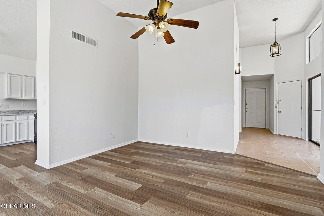 Photo of 628 WOODCREST Lane