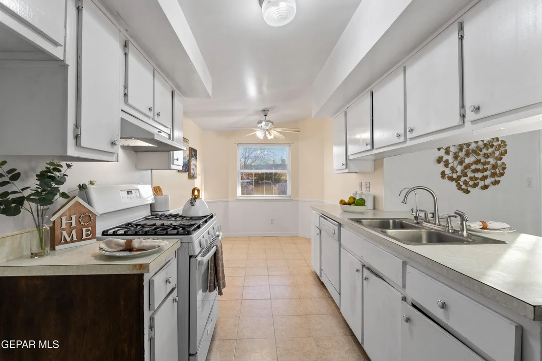 Photo of 332 CARNIVAL Drive