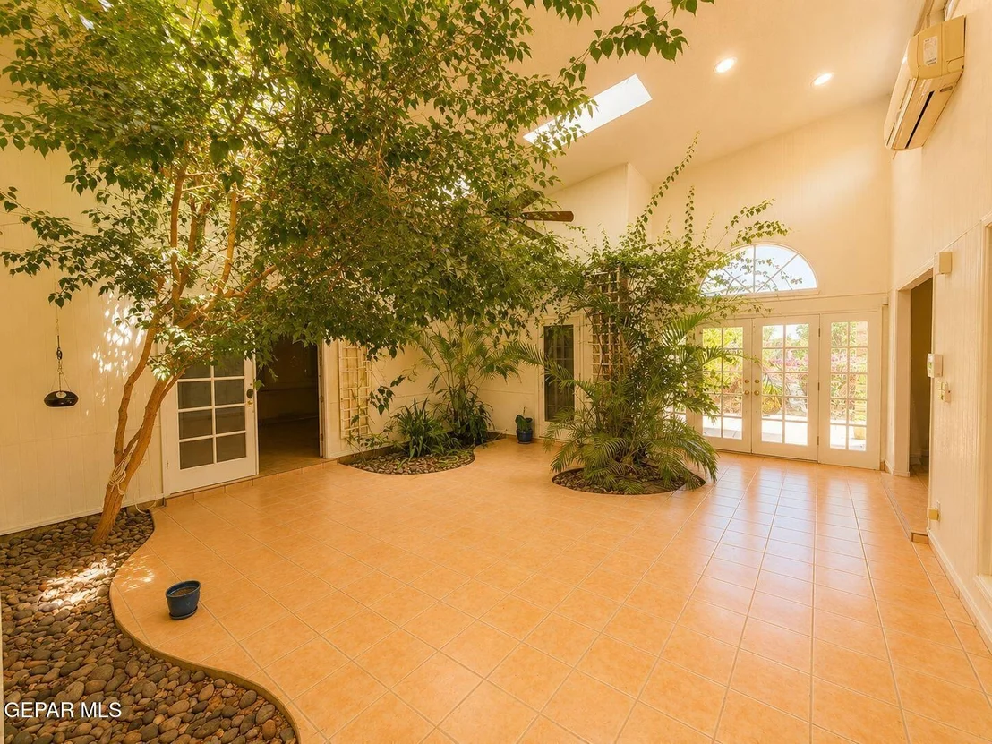 Photo of 6833 LA CADENA Drive