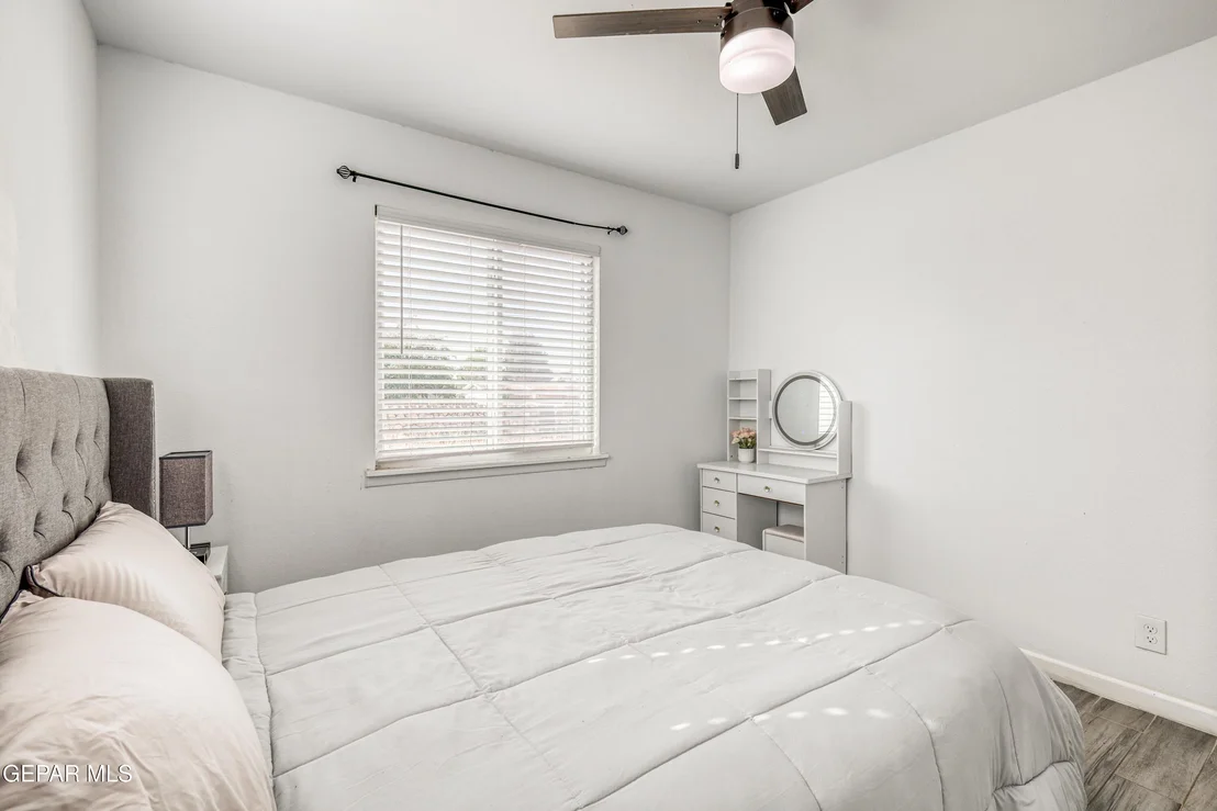 Photo of 232 E BORDERLAND Road