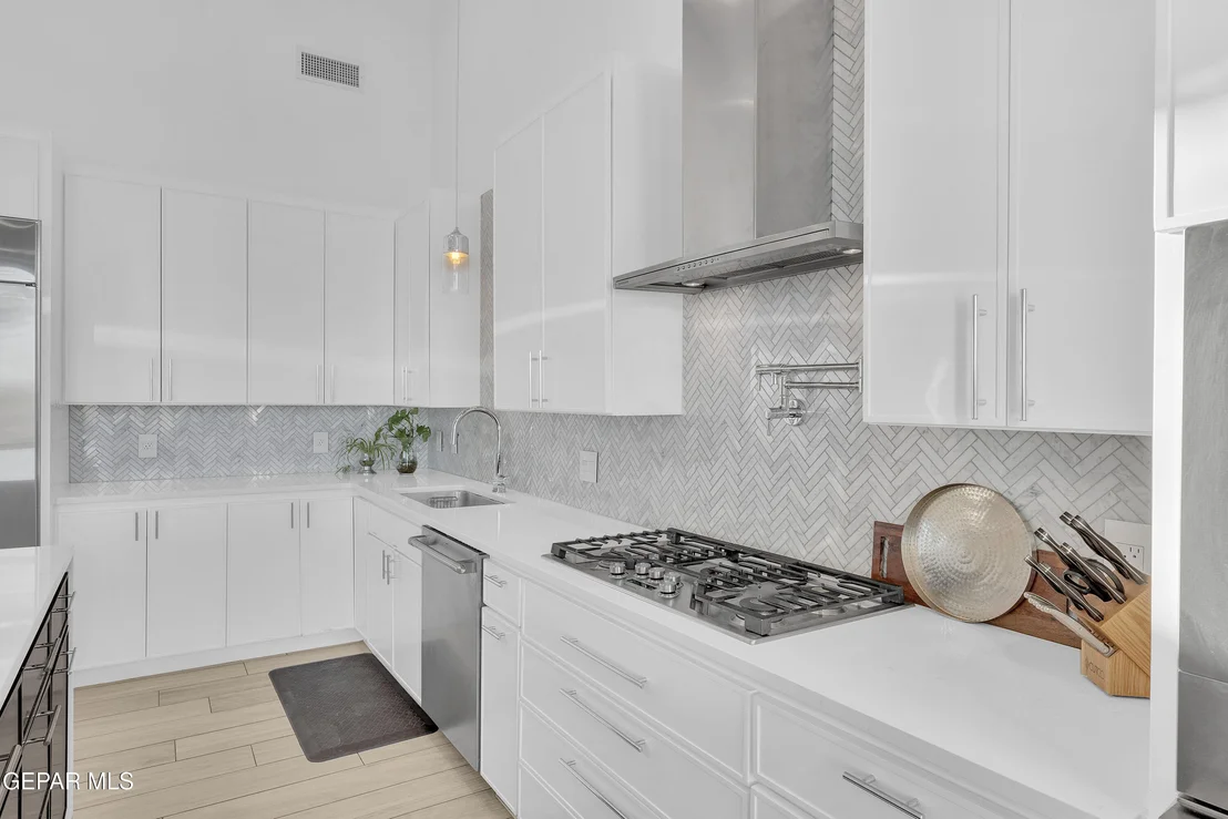 Photo of 386 ROCKY POINTE Drive