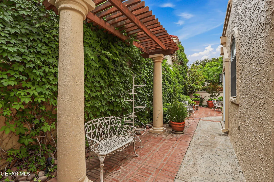 Photo of 1013 LOS JARDINES Circle