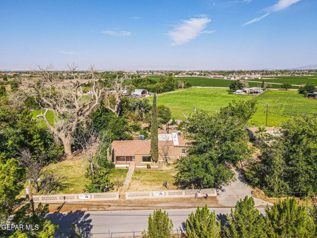Photo of 915 Sparks Circle