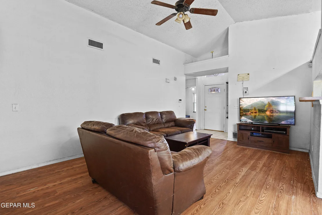 Photo of 5984 CHIPPENDALE Avenue