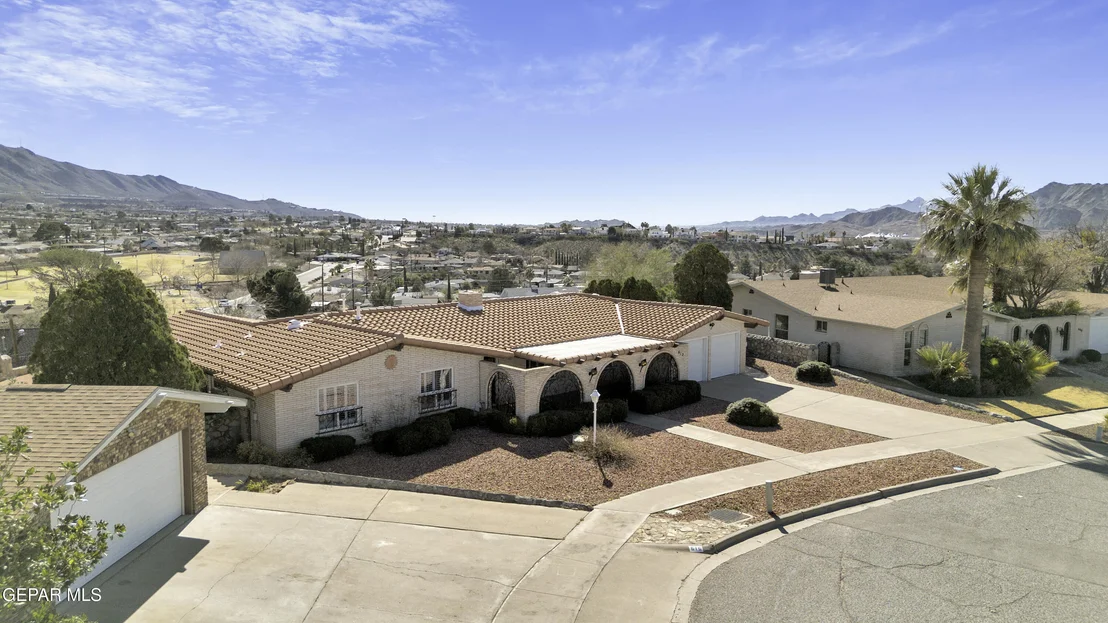 Photo of 612 SOMERSET Drive