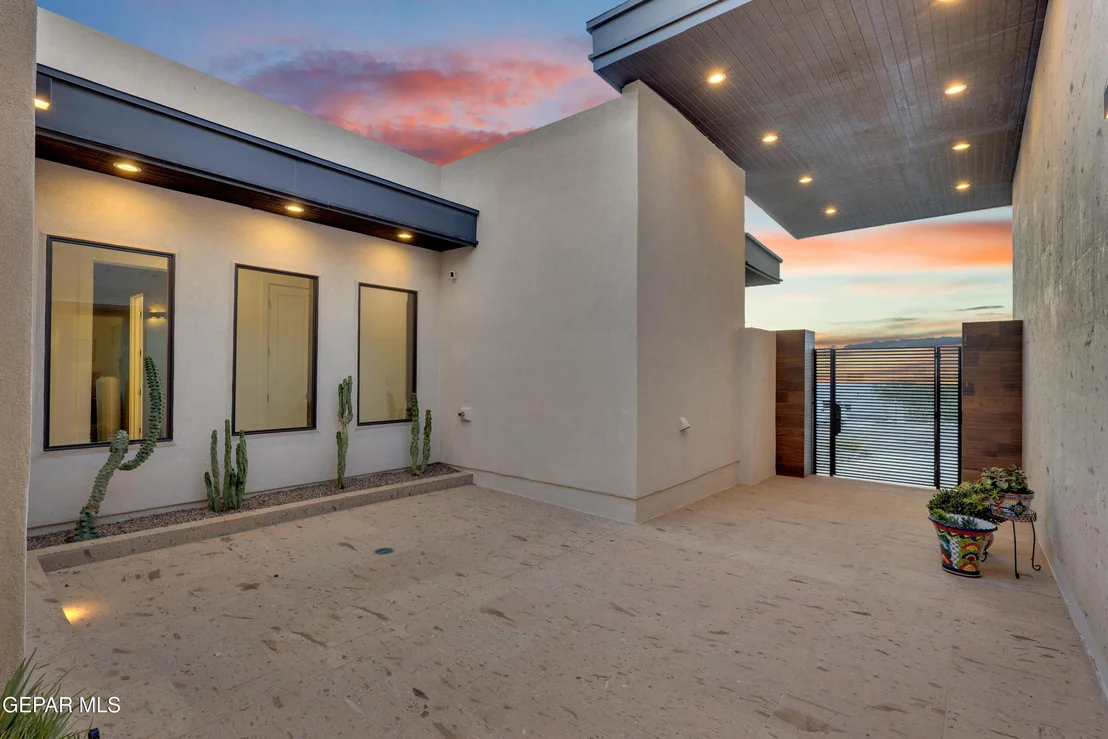 Photo of 386 ROCKY POINTE Drive
