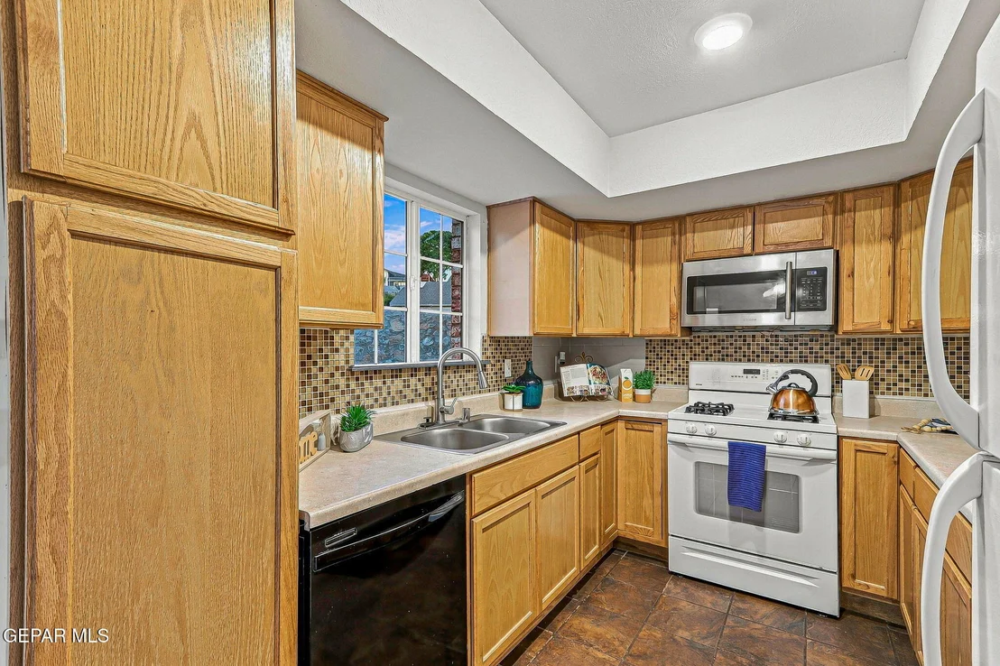 Photo of 7420 LAKEHURST Road