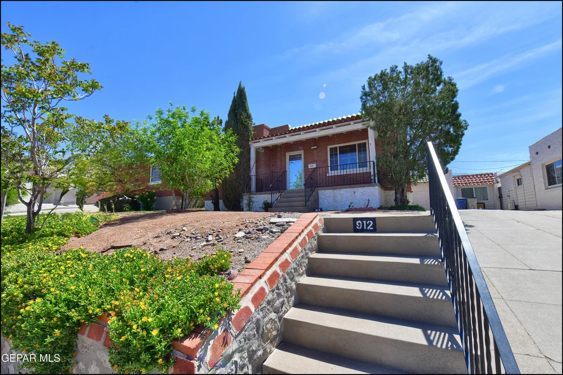 Photo of 912 MESITA Drive