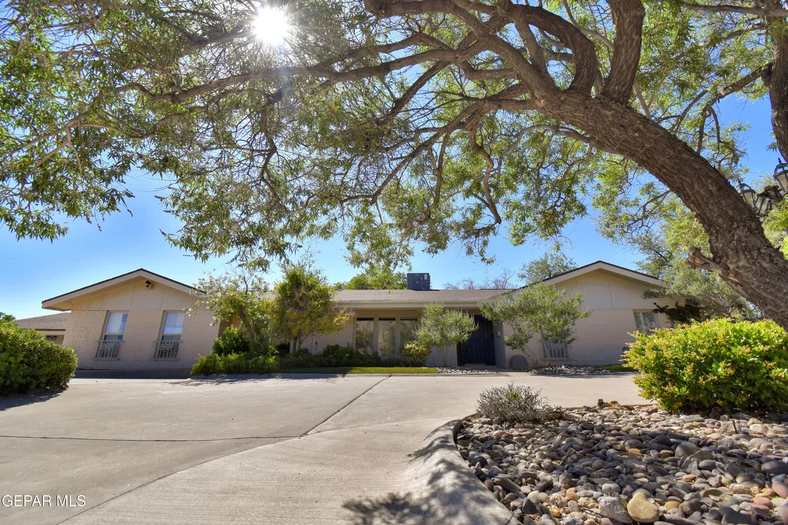 Photo of 849 River Oaks Drive