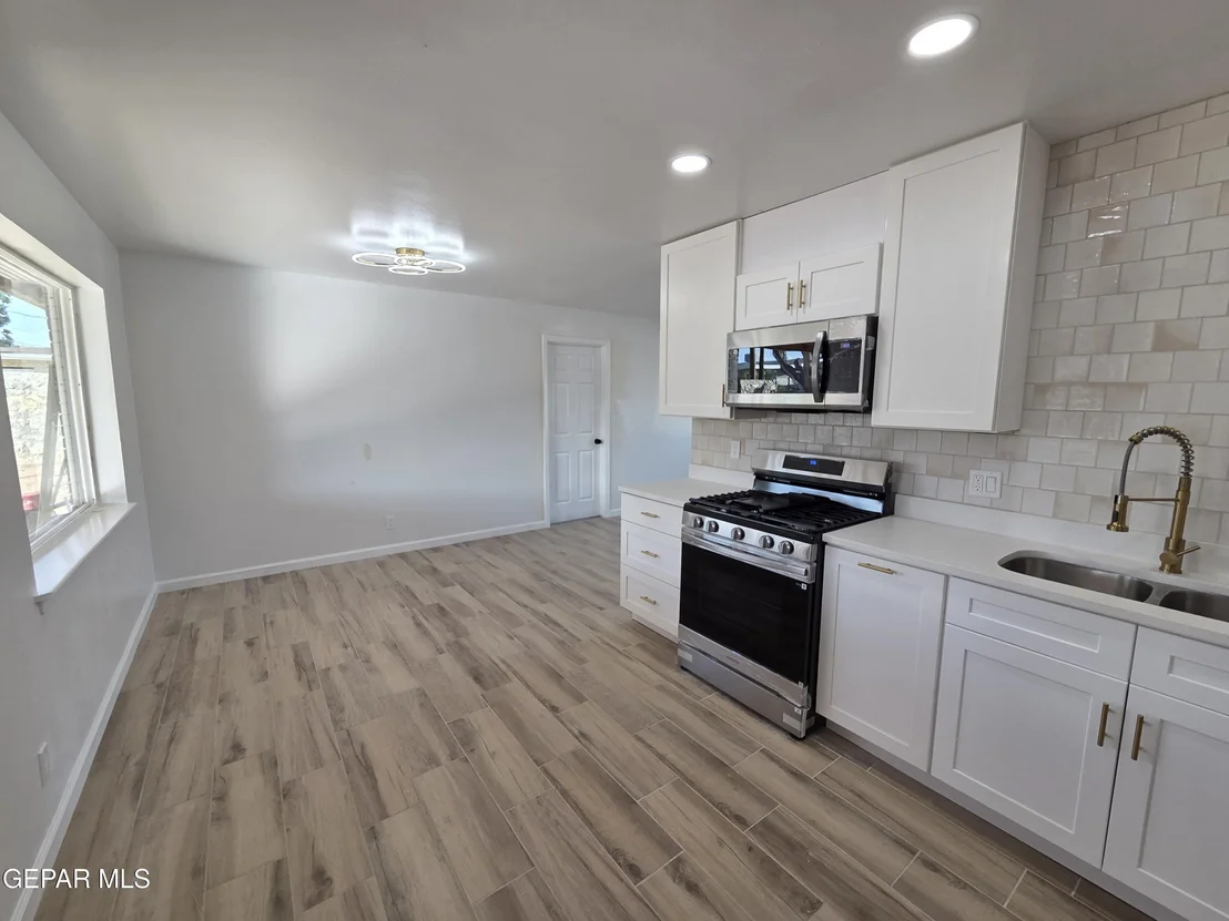 Photo of 1221 MEADOWVIEW Drive
