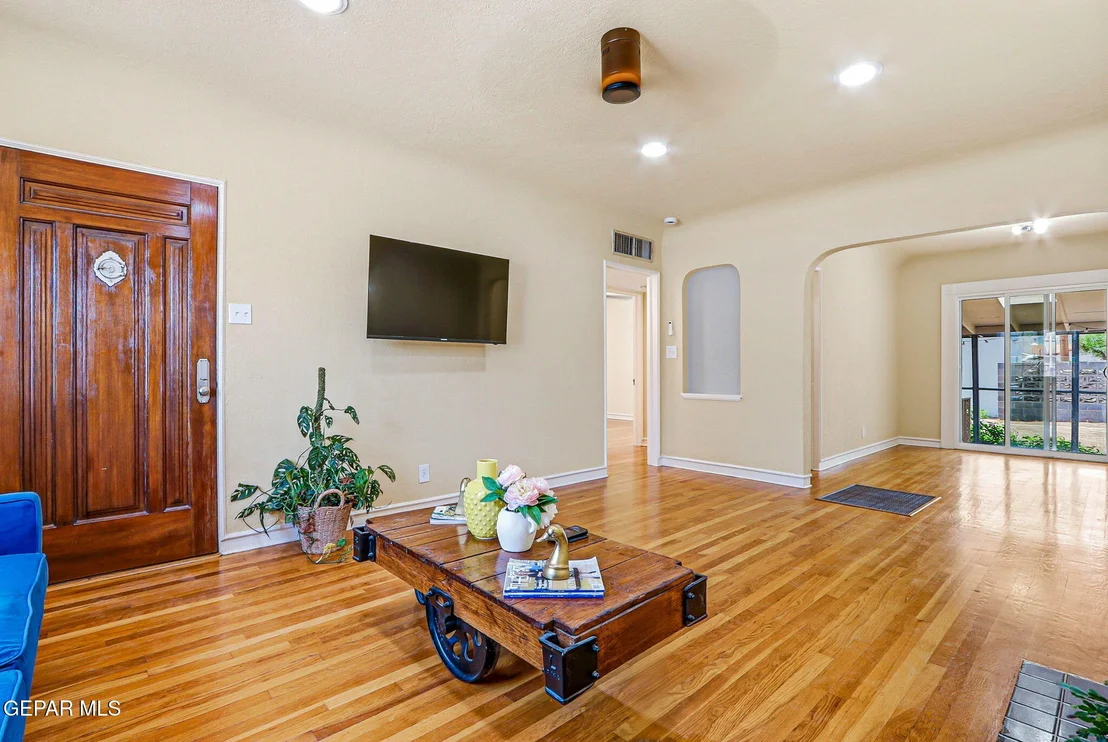 Photo of 2037 CRESCENT Circle
