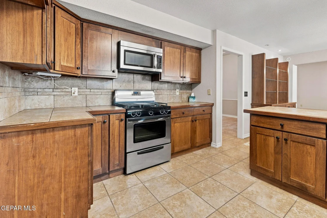 Photo of 860 HEMPSTEAD Drive