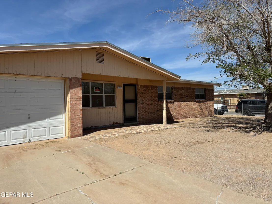 Photo of 213 ROMERIA Drive