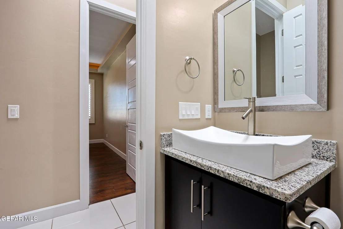 Photo of 917 Clapham Street