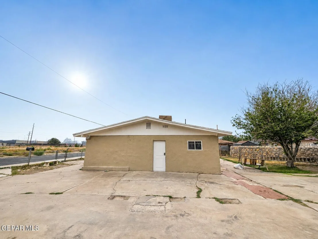 Photo of 305 MCCUNE Road