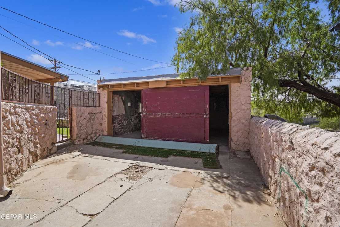 Photo of 810 MESITA Drive