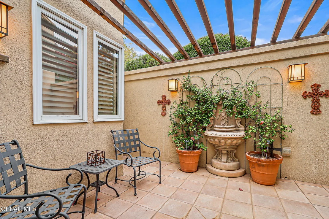 Photo of 1039 LOS JARDINES Circle