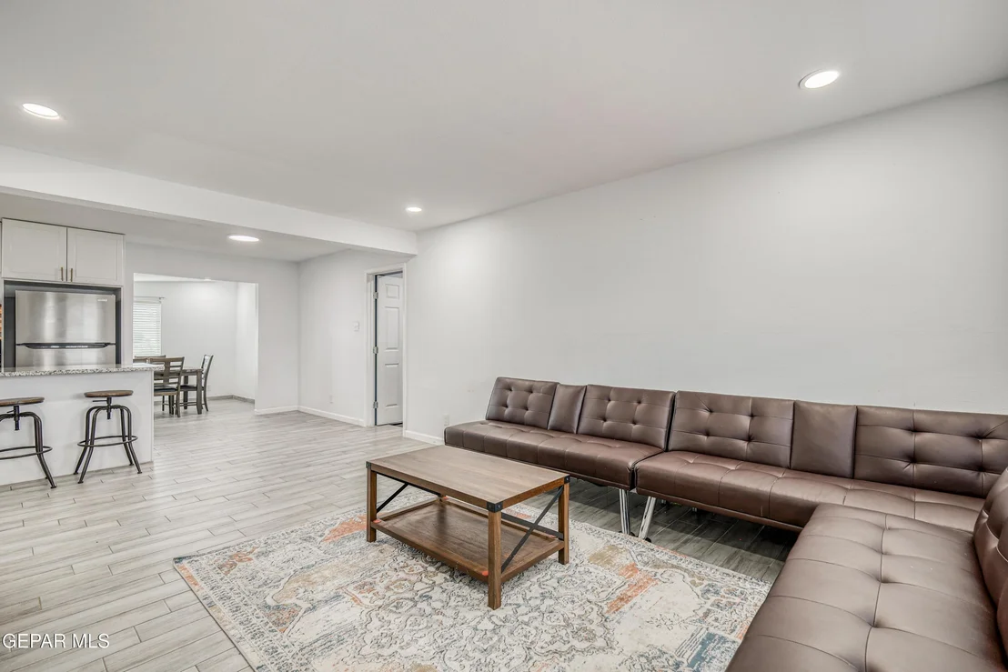 Photo of 232 E BORDERLAND Road