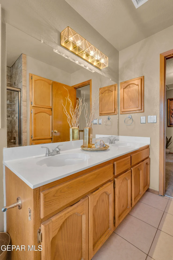 Photo of 2121 GREENLEE Drive