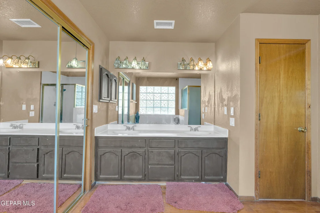 Photo of 2121 GREENLEE Drive