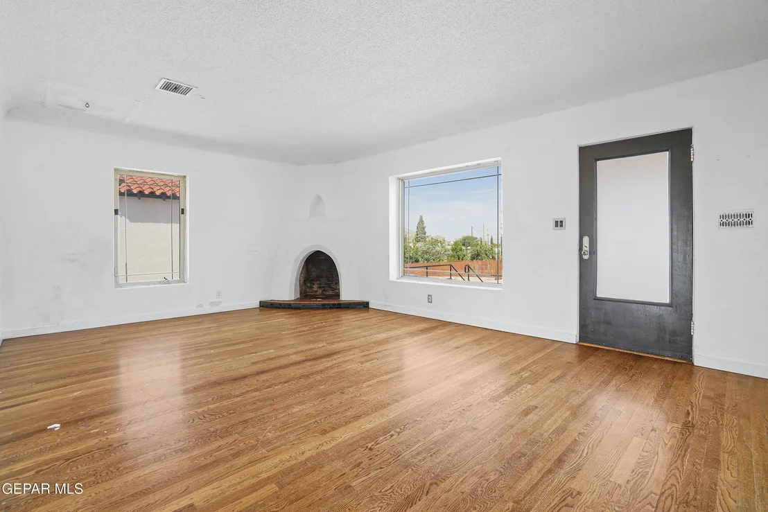 Photo of 810 MESITA Drive