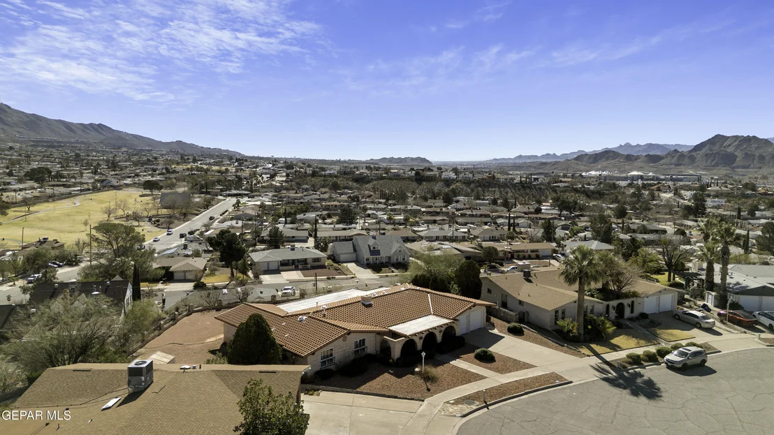 Photo of 612 SOMERSET Drive
