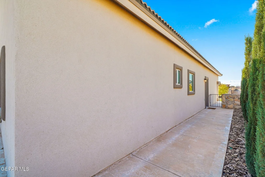 Photo of 1068 STOKE Street