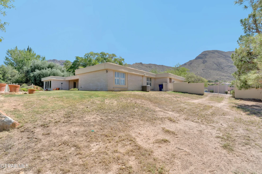 Photo of 913 THUNDERBIRD Drive