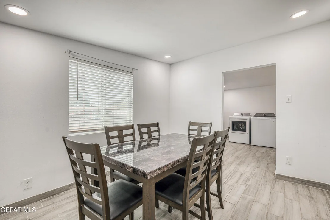 Photo of 232 E BORDERLAND Road