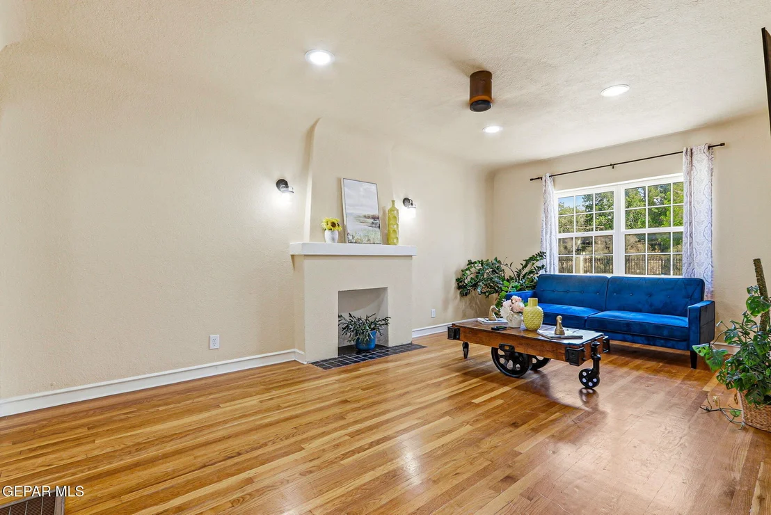Photo of 2037 CRESCENT Circle