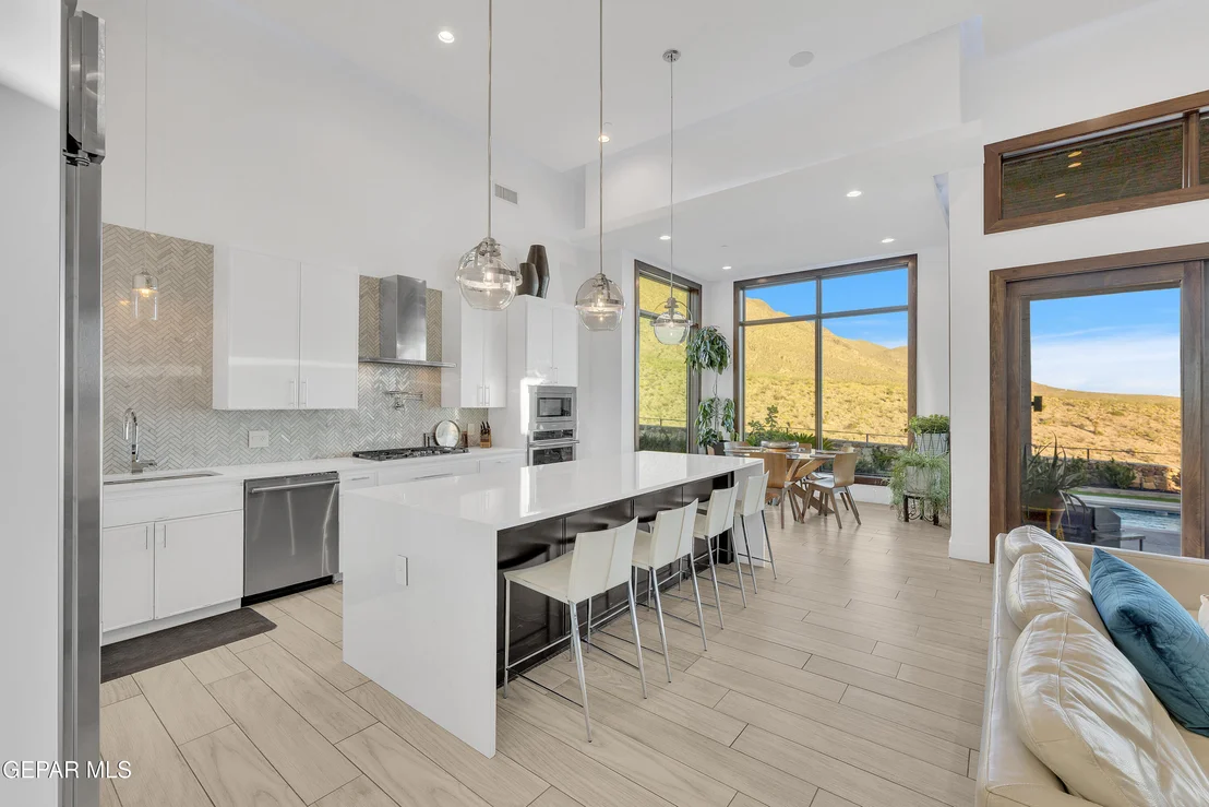 Photo of 386 ROCKY POINTE Drive