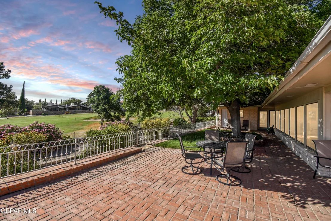 Photo of 849 River Oaks Drive