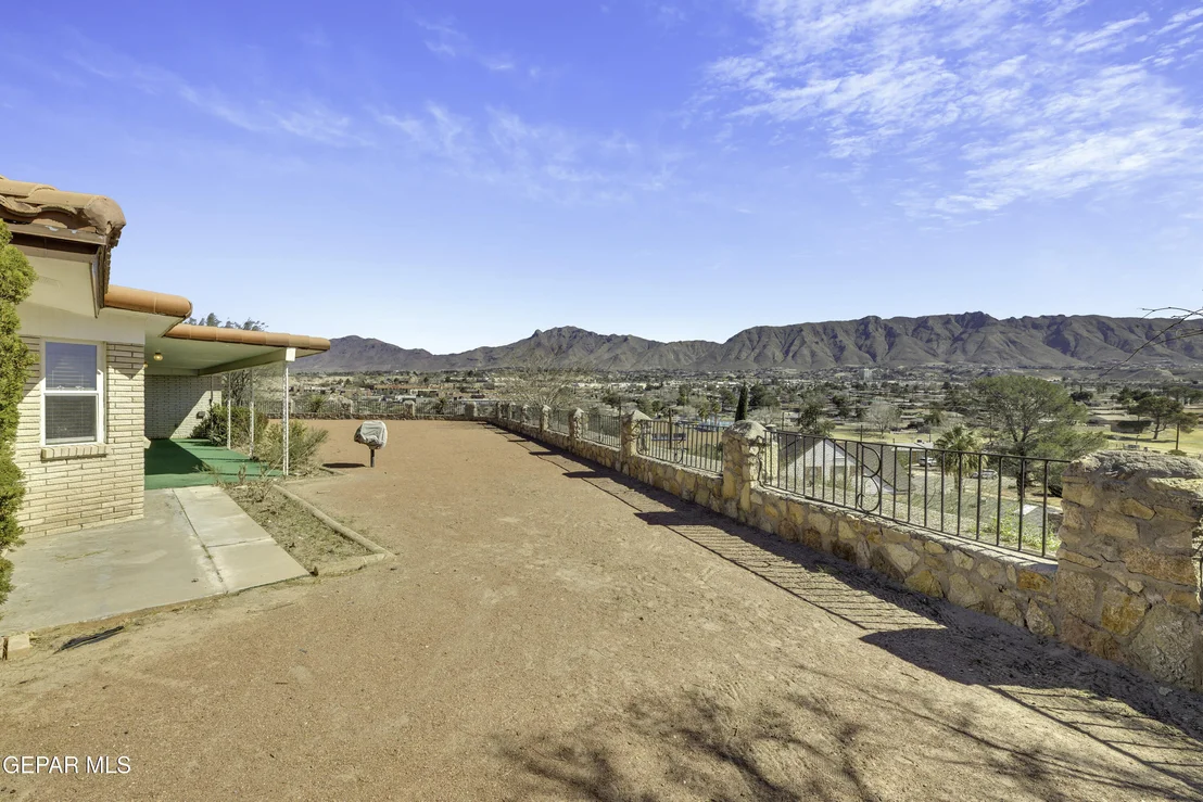 Photo of 612 SOMERSET Drive