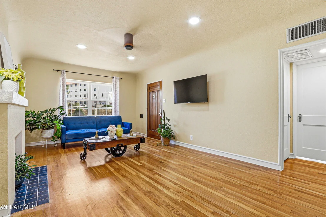Photo of 2037 CRESCENT Circle