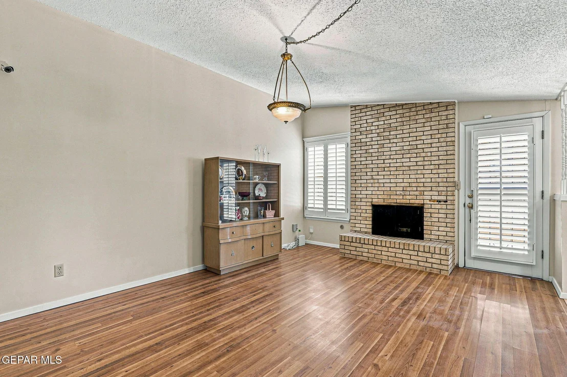Photo of 5732 DEVON Avenue
