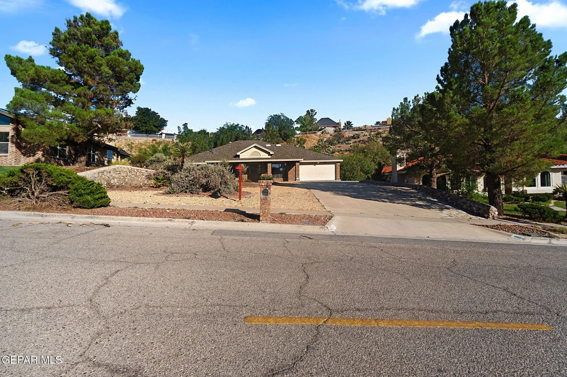 Photo of 860 HEMPSTEAD Drive