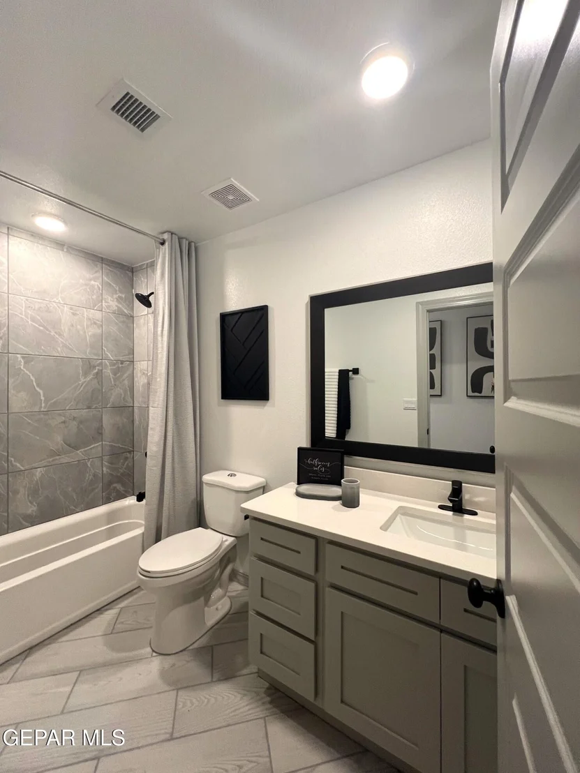 Photo of 564 Oakmont Place