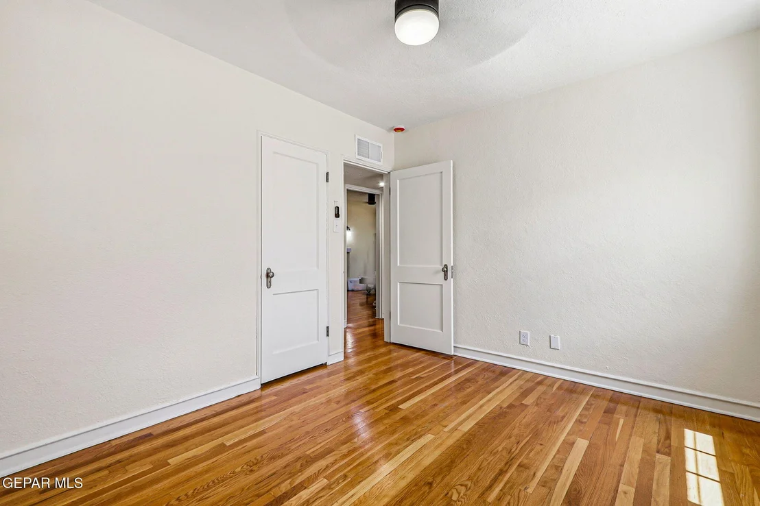 Photo of 2037 CRESCENT Circle