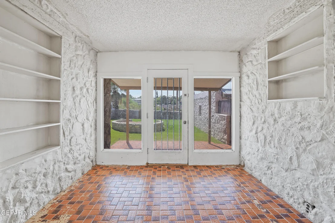 Photo of 810 MESITA Drive