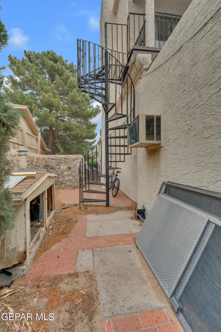 Photo of 425 VALPLANO Drive