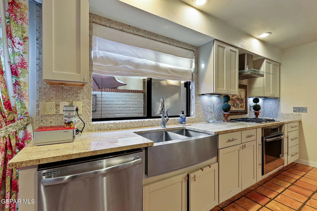 Photo of 821 Lakeway Drive