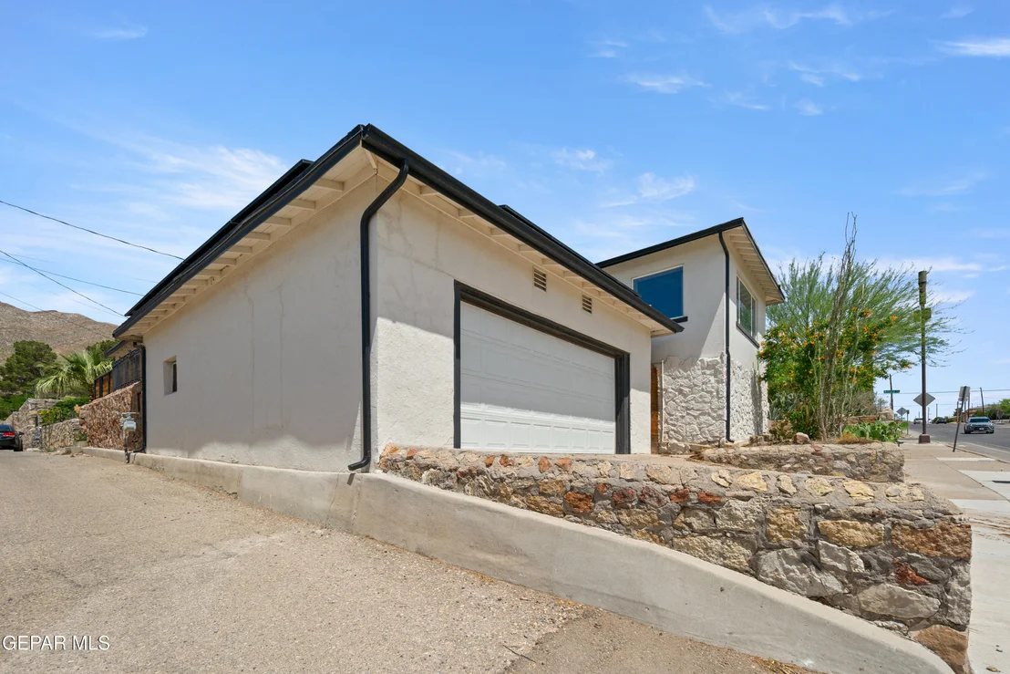 Photo of 2532 ALTURA Avenue