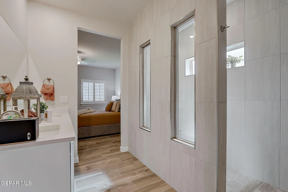 Photo of 924 Nayland Place