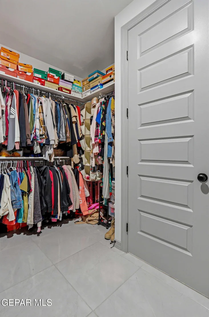 Photo of 12892 Jonathan Raul